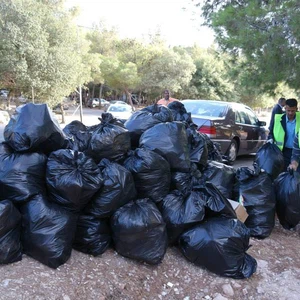 المتطوعون قاموا بتعبئة مئات أكياس القمامة من مخلفات المتنزهين على مدى السنوات الماضية