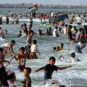 لم يجد سكان قطاع غزة وسيلة لتخفيف وطأة الحر الا مياه الشاطئ. 
