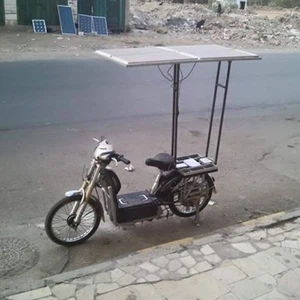 يمني يبتكر دراجة تعمل بالطاقة الشمسية 