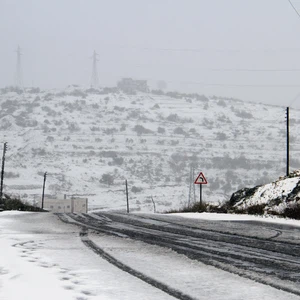 ما هي توقعات الثلوج في المناطق الوسطى والساحلية يومي الأحد والاثنين؟