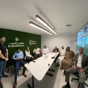 "مؤثرين" من سلطنة عُمان في زيارة لطقس العرب تضمنت تحديات واختتمت بالمنسف الأردني