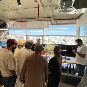 "مؤثرين" من سلطنة عُمان في زيارة لطقس العرب تضمنت تحديات واختتمت بالمنسف الأردني