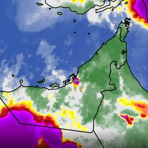 EAU - Mise à jour à 19h00 | Nuages de tonnerre à l'approche de la capitale Abu Dhabi