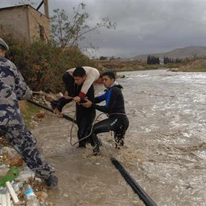 البحث عن شخص جرفته مياه الأمطار في الرصيفة
