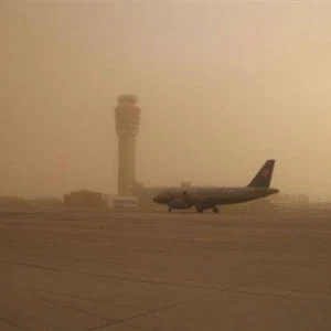 تحويل رحلات طيران بسبب الغبار