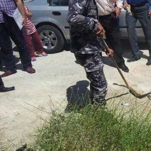 لحظة تعامل الدفاع المدني مع الأفعى السامة