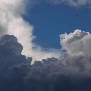 الأحد : زخات من المطر محتملة صباحاً ، ودرجات الحرارة تصبح دون مُعدلاتها السنوية