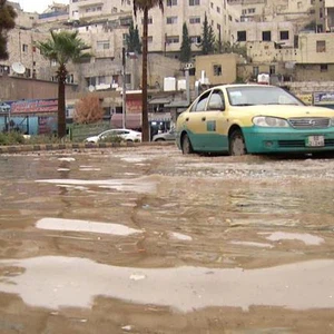 عين الباشا..الدفاع المدني ينقذ سيدة واطفالها بعد مداهمة المياه لمنزلهم