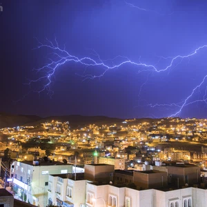 العواصف الرعدية في وادي موسى لواء البتراء تصوير الصديق: حمزة العمارات