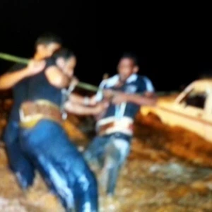 بالصور: الدفاع المدني يُنقذ رجلين من الموت غرقاً بالسيول في المجاردة