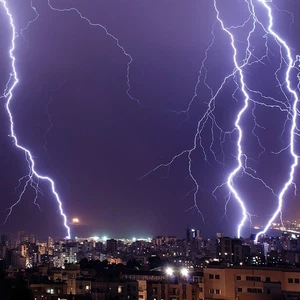 طقس السعودية نهاية الأسبوع | طقس حار إلى شديد الحرارة في مناطق واسعة .. والأمطار مستمرة على جازان وعسير والباحة 