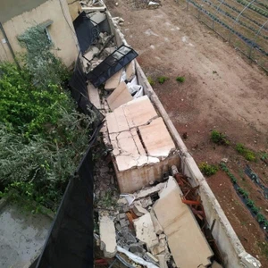 بالصور | انهيار السور الخارجي لمركز إصلاح الرصيفة يثير الهلع ويخلف خسائر مادية 