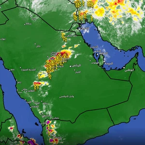 تحديث الساعة 3:50 عصراً || قطار من السحب الرعدية يضرب شمال منطقة الرياض وتوقعات بامتدادها للعاصمة ليلاً