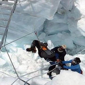 مقتل 5 أشخاص بانهيار جليدي في فرنسا