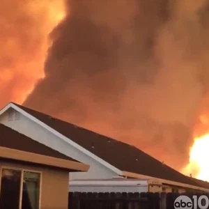 بالفيديو | مشاهد مرعبة لأعاصير نارية اجتاحت ولاية كاليفورنيا الأمريكية 