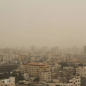 عطلة نهاية الأسبوع : أجواء حارة نسبياً ، تتحول تدريجياً إلى مغبرة السبت مع زخات طينية من المطر متوقعة
