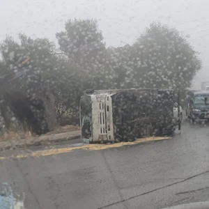 Un véhicule cargo dérape dans la région de Fuheis en raison de la pluie..un avertissement lors de la conduite dans ces conditions météorologiques