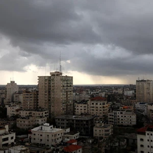 طقس متقلب خلال اليومين القادمين، وبداية تأثير منخفض جوي مساء وليل السبت