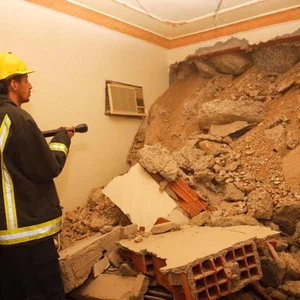 انهيار جزء من جبل في مكة المكرمة على عمارة يتسبب في إصابة شخصين
