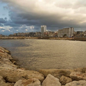 الجمعة وحتى الأحد : انخفاض درجات الحرارة ، مع أمطار على فترات في الساحل تمتد على شكل زخات إلى بعض المناطق الداخلية