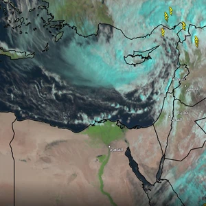 Une violente tempête et des vagues atteignant 7 mètres de haut se dirigent de Chypre vers les côtes syriennes dimanche soir.