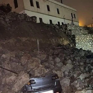 بالصور | انهيار جدار استنادي على على عدة مركبات في مدينة السلط