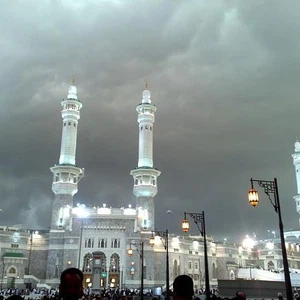 مع ساعات آذان المغرب ليوم السبت  صواعق عنيفة و أمطار تضرب مكة المكرمة