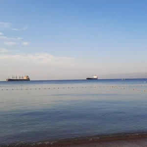 إجلاء 13 سائحا و2 من طواقم قارب متوسط الحجم جنح في خليج العقبة | عرب تايم إجلاء 13 سائحا و2 من طواقم قارب متوسط الحجم جنح في خليج العقبة | عرب تايم