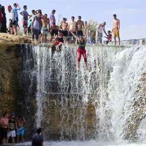 الأردن | 9 إصابات إثر ارتفاع منسوب المياه بوادي الريان وانقاذ 40 طفل 