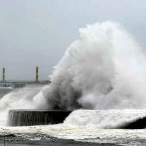 حذرت السلطات المحلية من خطر ارتفاع الامواج