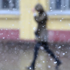بالصور: الثلوج في زيارة متأخرة للعاصمة الروسية موسكو 