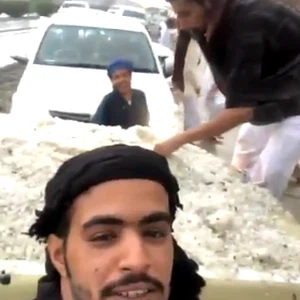 حبات البرد المتراكمة تُبهج سُكان الطائف