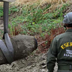 Une bombe de la Seconde Guerre mondiale apparaît après le retrait des eaux du Pô en Italie. Regardez comment elle a été éliminée Une bombe de la Seconde Guerre mondiale apparaît après le retrait des eaux du Pô en Italie. Regardez comment elle a été éliminée