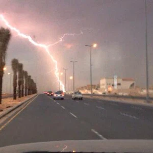 بروق تضيء سماء الرياض و تضرب أرضها