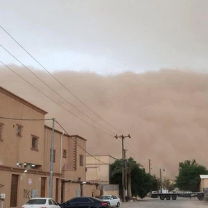 عاصفة رملية جدارية تحول نهار حفر الباطن إلى ليل خلال لحظات