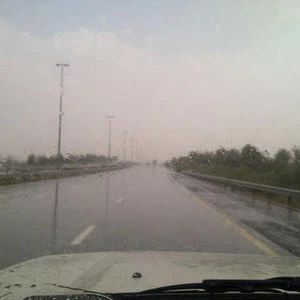 أمطار على طريق العين دبي تصوير المُطارد : حكم الجوكر