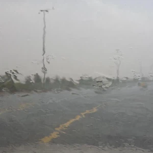 صورة لأمطار طريق العين - دبي عبر فريق أجواء