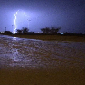 بالفيديو .. شاهد السيول القوية في مدينة بيشة مساء الأربعاء