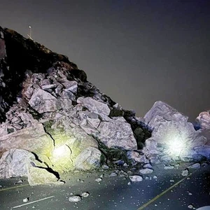 محافظة الكرك | انهيارات صخرية تغلق الجسر المؤدي إلى قصبة الكرك