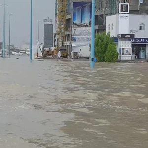 الأمطار تُغرق شوارع جدة