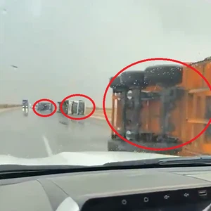 السعودية: رياح عاتية تتسبب بانقلاب عدة شاحنات ثقيلة متتابعة في منطقة القصيم (فيديو)