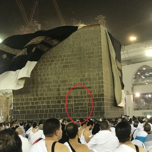 تعرف على سر باب الكعبة المغلق الذي كشفت عنه عاصفة مكة 