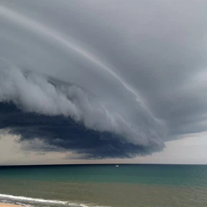 Regardez la vidéo : Scènes Majestic Shelf Cloud documentées par des objectifs omanais