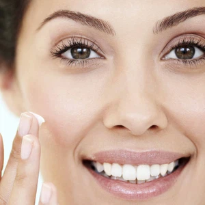 أقنعة منزلية.. للقضاء على مشاكل البشرة في ظل تقلبات الطقس