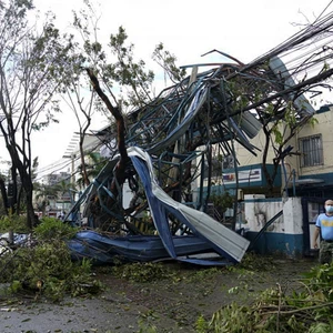 مقاطع فيديو مرعبة توثق مرور الإعصار "راي" المدمر على الفلبين وحجم الدمار الذي ألحقه بالبلاد