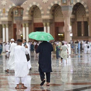 Vidéo | Les plus belles scènes de la nuit du 27 Ramadan de pluie dans la Mosquée du Prophète à Médine