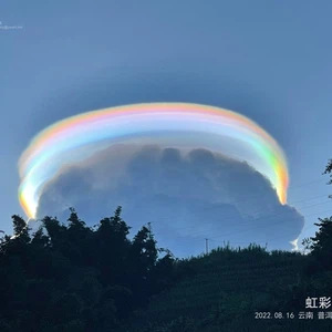 A mysterious `rainbow` cloud appears in the sky of China... What is the explanation for the phenomenon?