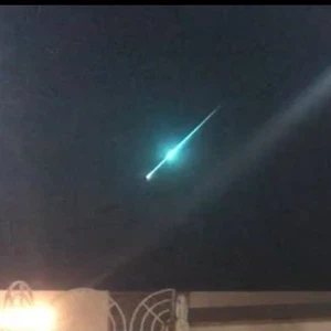 بالفيديو | مشاهد لنيزك يخترق الغلاف الجوي ويضيء سماء السعودية صباح اليوم