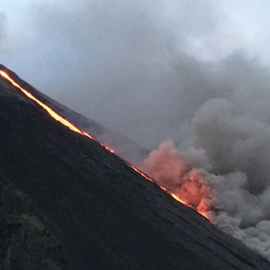 Vidéo | Éruption épaisse de fumée et de lave et effondrement partiel avec l'éruption du volcan Stromboli en Italie