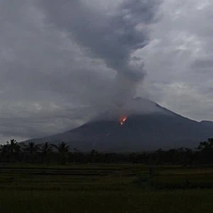 Vidéo de l'éruption du volcan Semeru en Indonésie, et les autorités élèvent l'alerte au plus haut niveau
